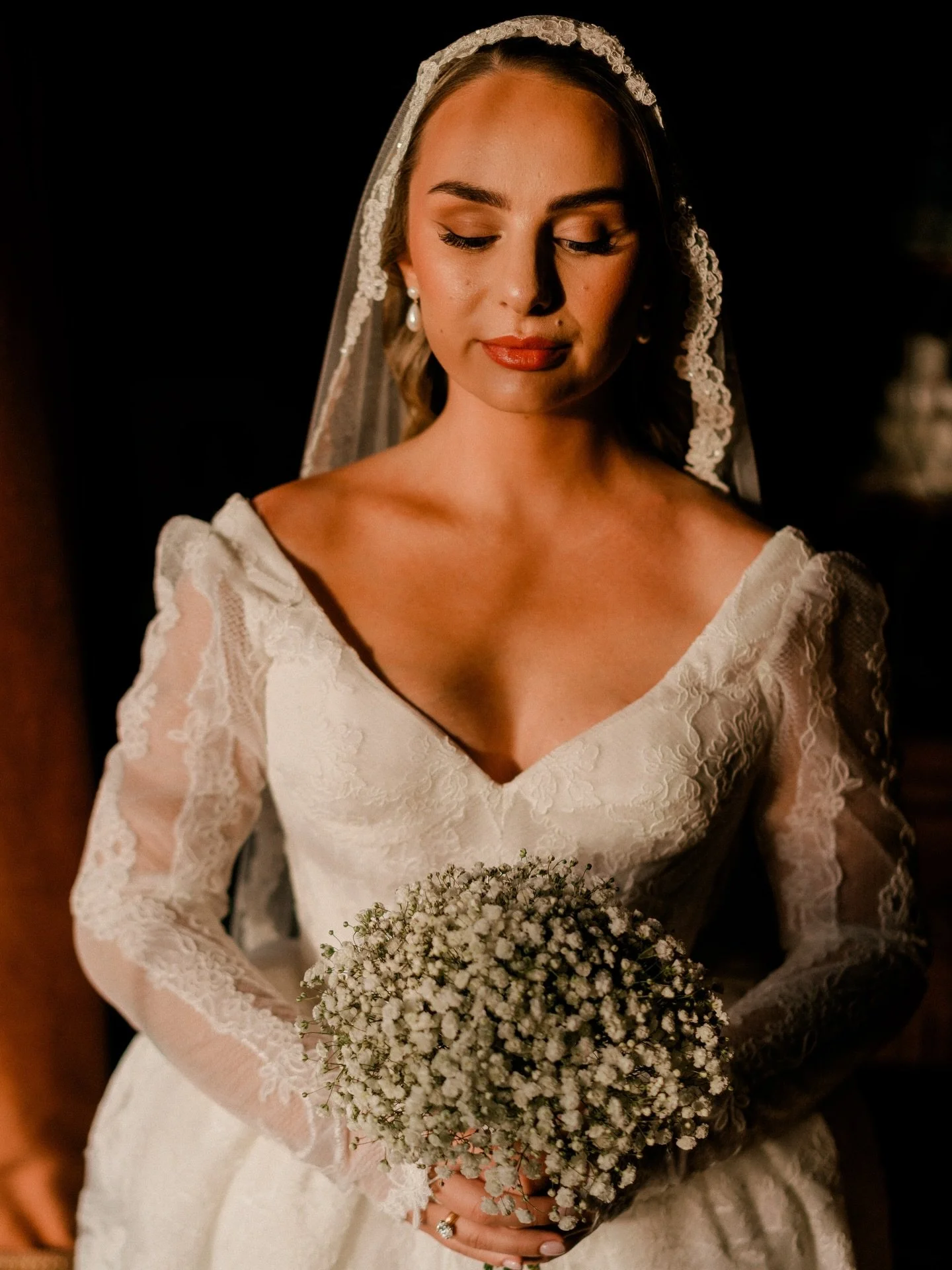 ✨A&iacute;fe✨ 
An absolute vision on her wedding day. Loved capturing these portraits of @aifecrilly just before we left for the chapel to meet @bazzamallon10 
Hope you guys are having a wonderful honeymoon. 🥰

@beechhillcountryhouse 
@thevow_bridal