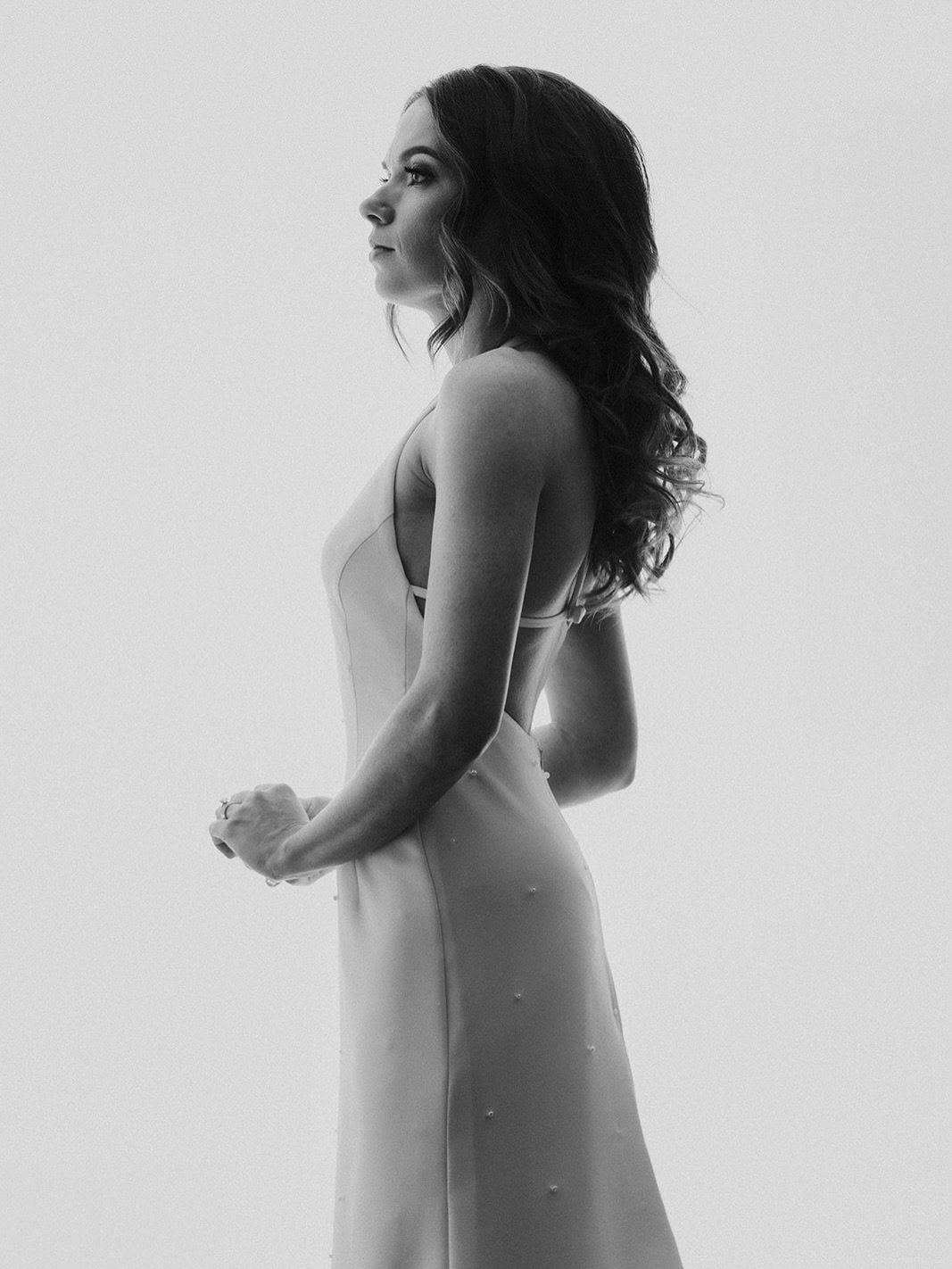 🖤 Evening monochrome portraits 🖤

It was dark outside but we set up a little backdrop indoors to create some classic evening portraits when @suzanne_mcgahon announced she had a second wedding dress. 
Music to my ears when couples are up for more po