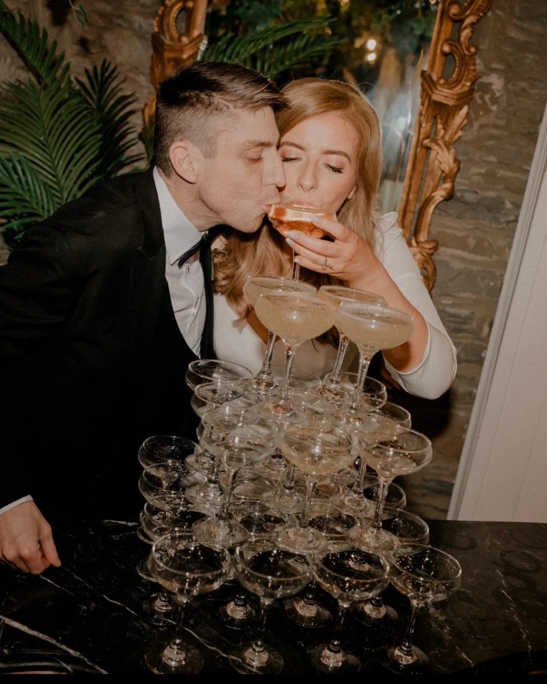 🎶 When your couple tell you their tradfam will be performing at their wedding - you just KNOW it&rsquo;s gonna be a good day. 
📍 @darver_castle  just lends itself to this style of celebration, laid back luxury at its finest!

A HUGE congratulations