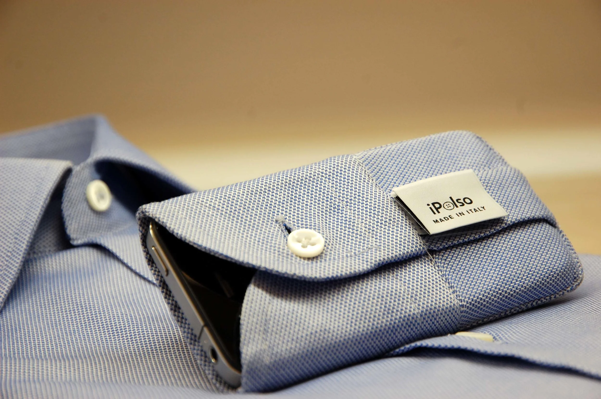 CAMICIA Si distingue e ti fa distinguere Scegli oltre mille tessuti per sposare lo stile con il comfort di un capo piacevole da indossare. Personalizza il tuo modello giocando con polsi, collo, asole e bottoni, per creare una combinazione di elementi originale. Aggiungi il ricamo delle tue iniziali, discreto e mai invadente, per distinguerti con eleganza. Personalizza il tuo modello giocando con polsi, collo, asole e bottoni, per creare una combinazione di elementi originale. Aggiungi il ricamo delle tue iniziali, discreto e mai invadente, per distinguerti con eleganza.