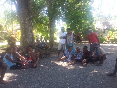 Members of the Dugus, Murpat, Luan, and Gapan clans at Bilbil village reading the reports. Photo: Dylan Gaffney, 2016.