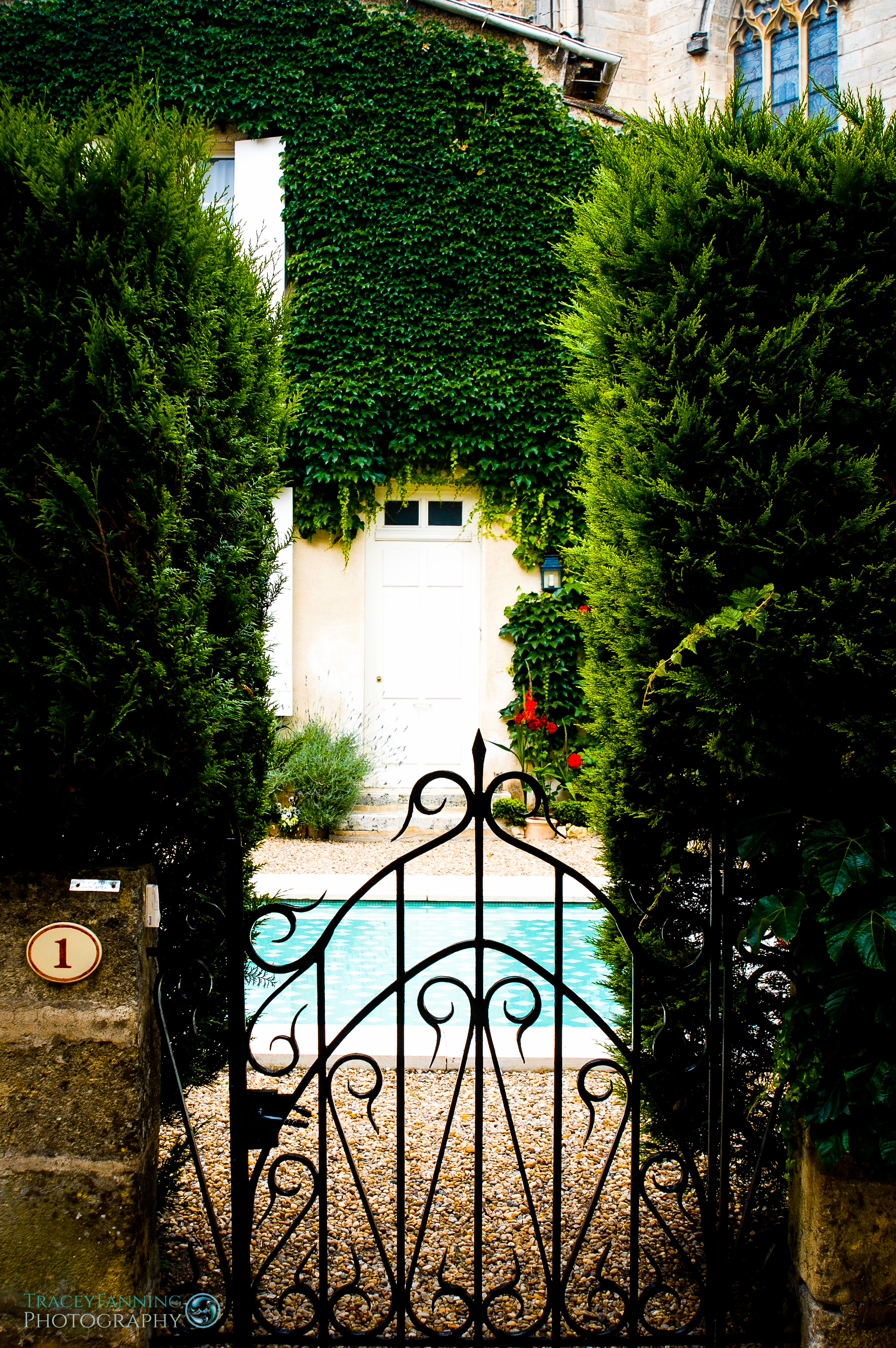 Saint-Emilion Doorway to Pool.jpg