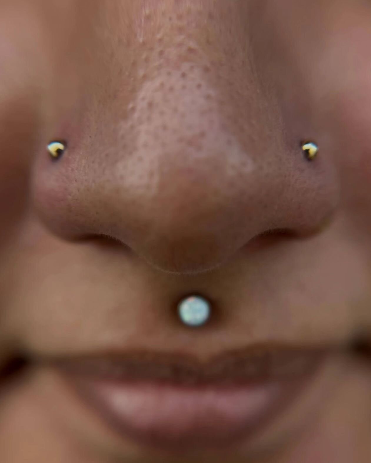 Last week, @ozbri adorned these matching nostril piercings with adorable yellow gold domes. Embracing a classic style like this is always a safe bet. ✨