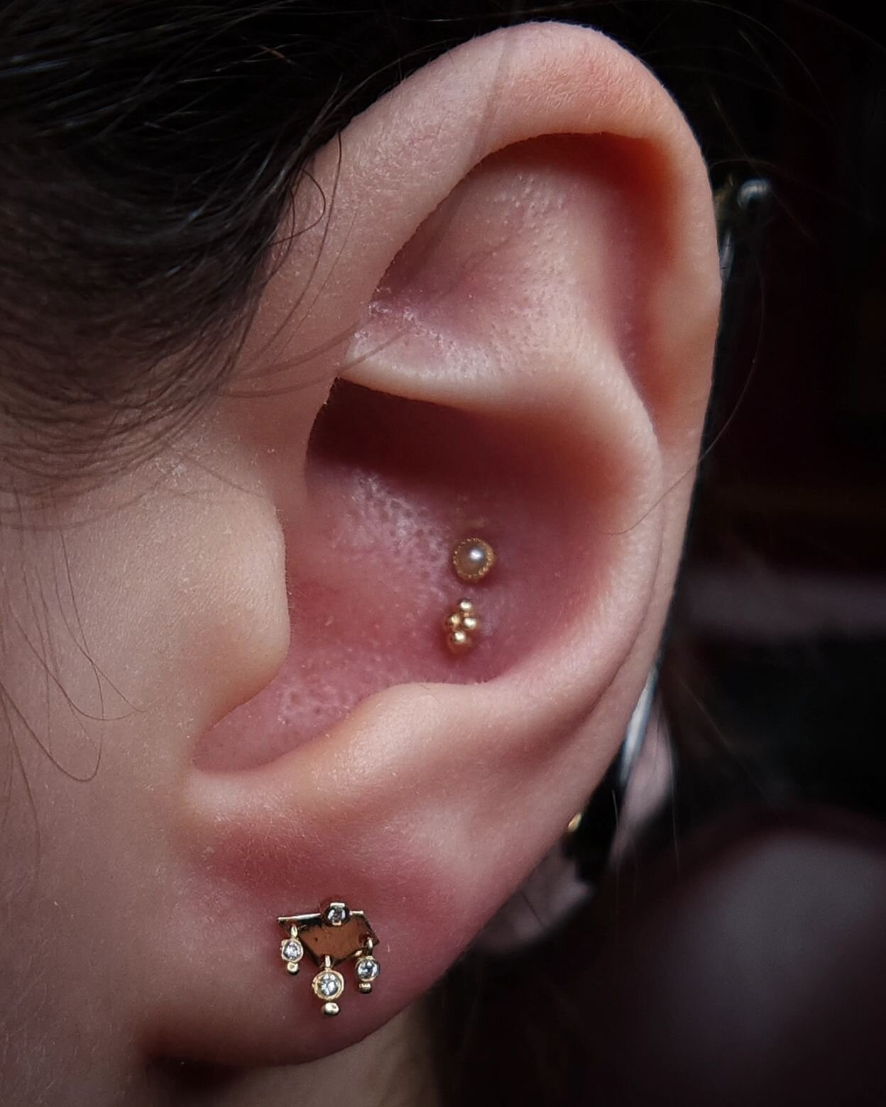 The &quot;Don't Look at Me&quot; piece from Pupil Hall  is truly stunning when worn in a lobe piercing! ✨ 
We still have a few @pupil.hall pieces available if you fancy delicate, asymmetrical designs with authentic diamonds.

🗓 To schedule an appoin