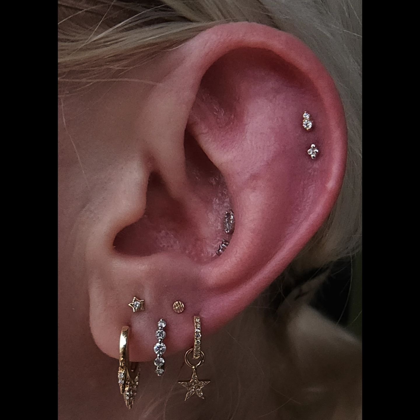 Tonight we have the pleasure of showing you the work we've done with Andy! They have great taste and are always a joy to work with. ✨ 

I this session Vanessa added an adorable stacked lobe piercing to complement the other one done by @piercerjeff du