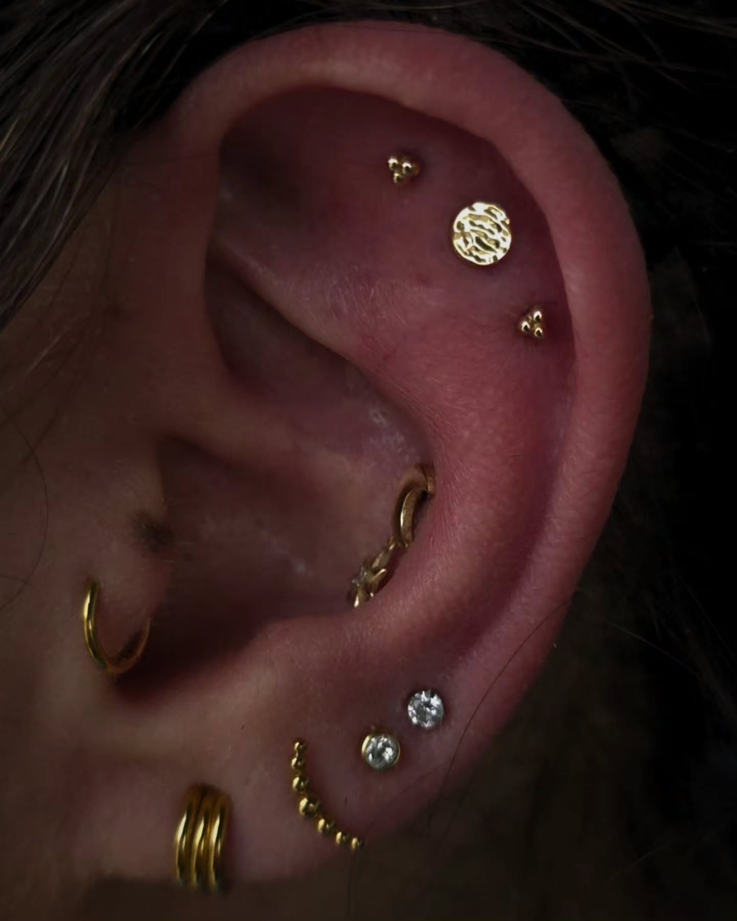 It's always a good time when you get to nerd out about piercings, jewelry and everything those two things inter-mingling entails. 🕯️ 🙏🏽
Melanie came in for a daith, but left with a couple new flat piercings after we went through all her options.