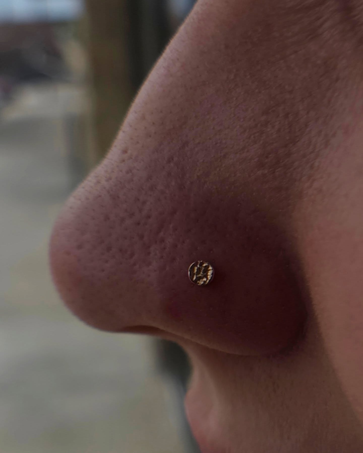 As much as I love the tiny bois, I really adore a bigger, timeless classic like this. ✨
Yellow gold 3mm Hammered disk for this cutie. 🫶🏽 Placement perfect for a hoop when she's ready.