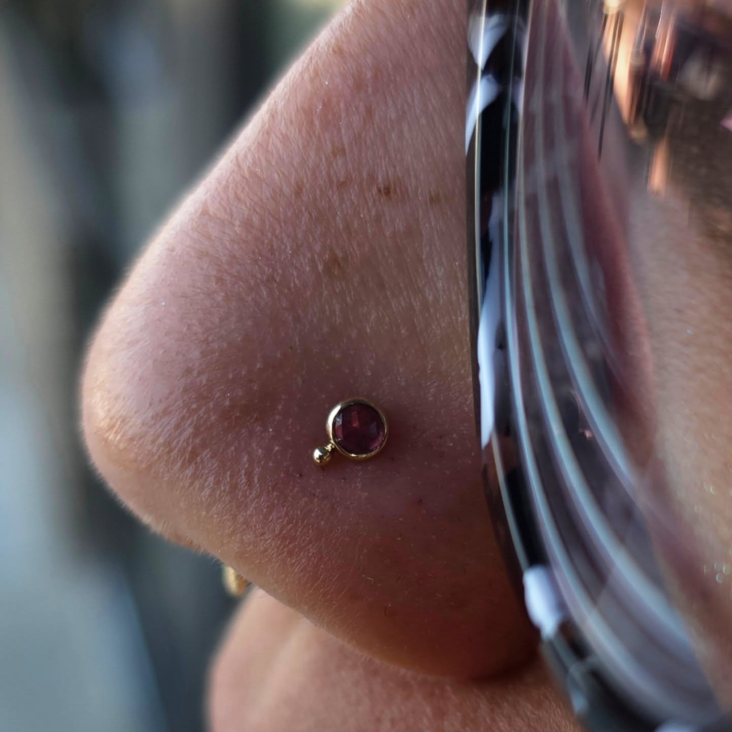 This little guy didn't even make it to the case before it got snatched up!
A little rose cut Rhodolite Garnet though, so yeah.. That's to be expected lol The little bead accent is adorable! 💜
It fit perfectly into this healed nostril piercing, do