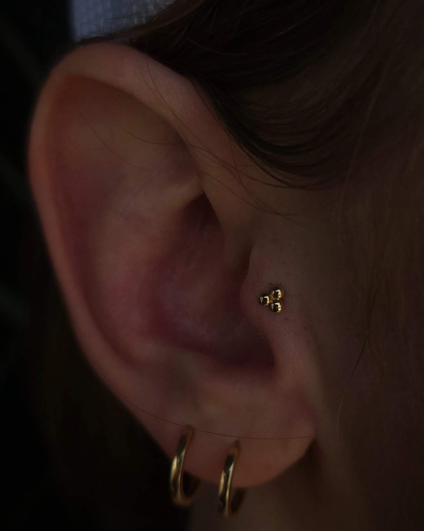 This was a fun one! I've been loving these bigger tri-beads. They're flat on the bottom so you get the chunky look without the bulky feel.
The next slide shows my favorite little tool for tragus piercings.✨I have a few of these here, but this little