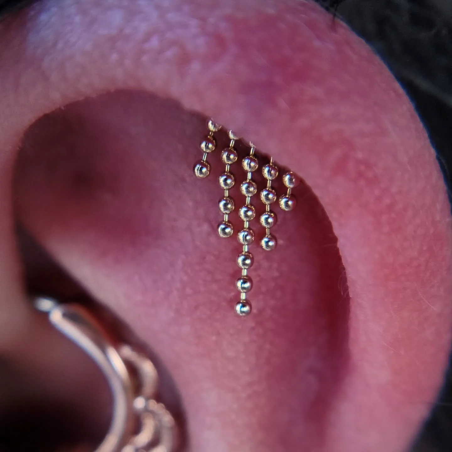 The cascade ends are my personal favorite for hidden helix piercings. ✨
They just fall so gracefully and you really can't go wrong with solid gold for ANY look.
We have one more white gold cascade in stock stop by to snag it while we have our 15% o