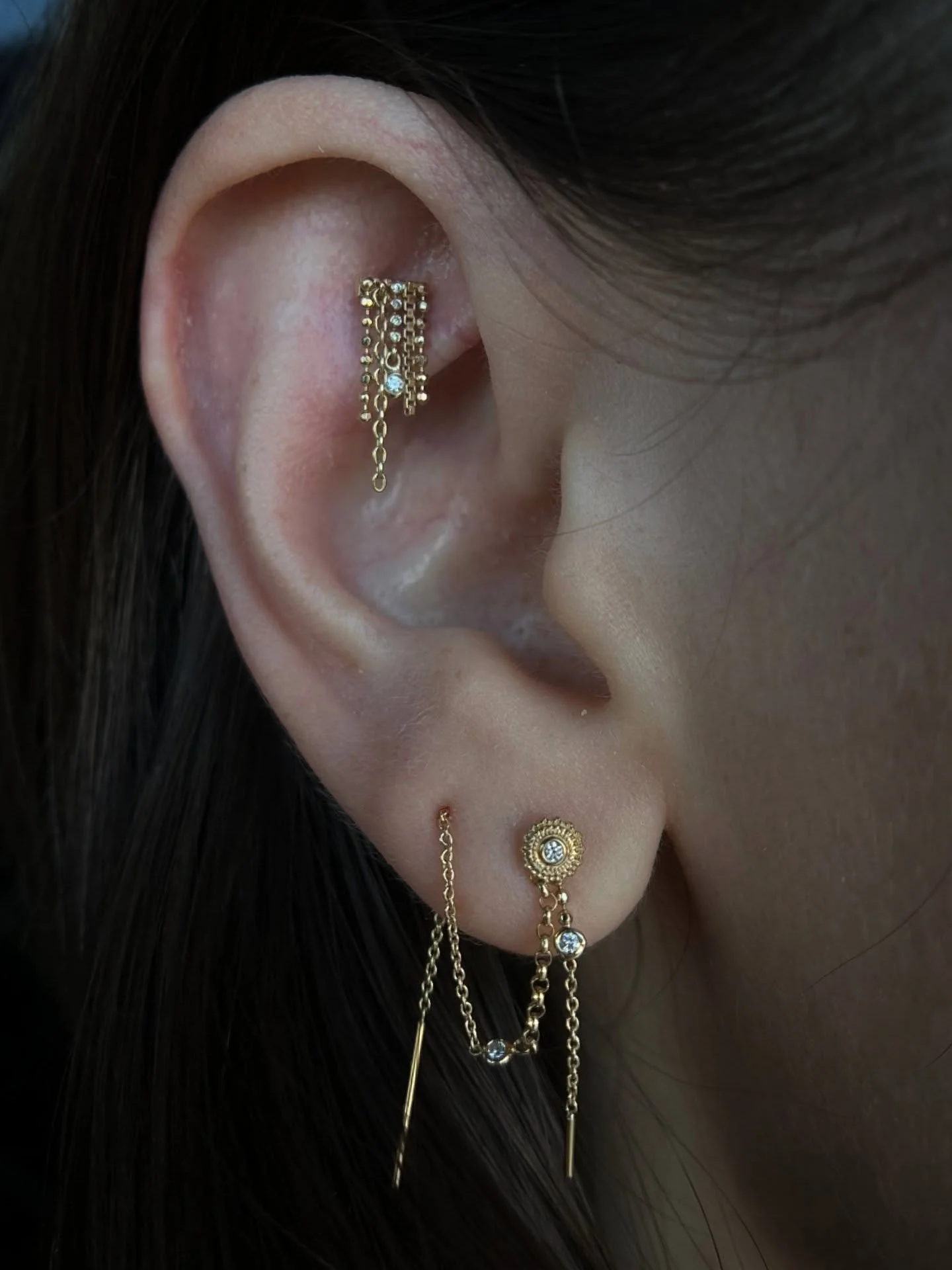 What a busy week! @daniellathepiercer killed it with all her appointments and I'm looking forward to sharing more throughout the week.
This little set up was a jewelry styling Danie did for Lauren today. ✨ Lots of dangles, movement and genuine stone