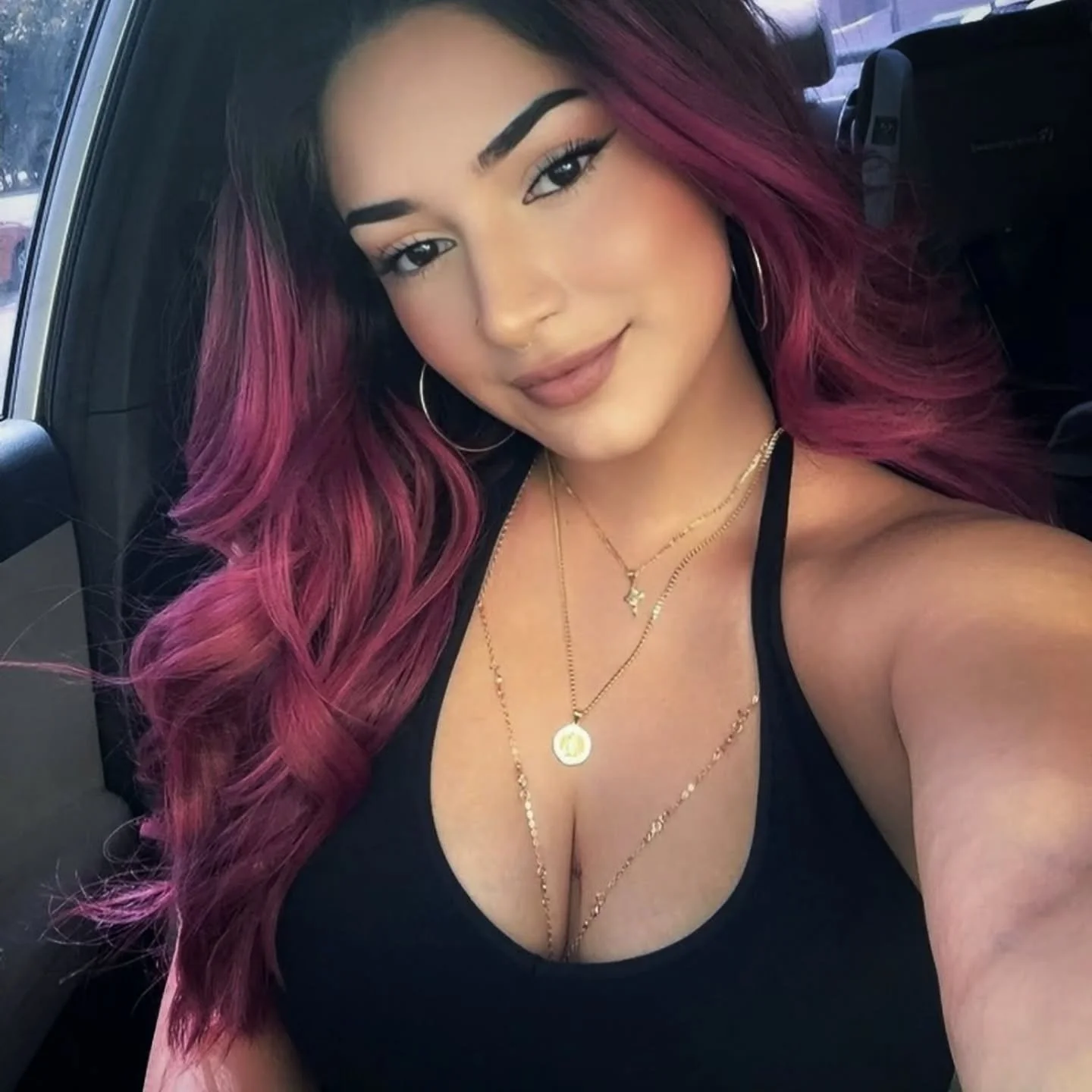 Say hi to Dani 💕 @daniellathepiercer 💕 calm energy, good convo, and a styling experience that feels easy. She’s great at helping you pick jewelry you’ll love and keeping the whole vibe relaxed.
Outside the studio, she’s a proud m