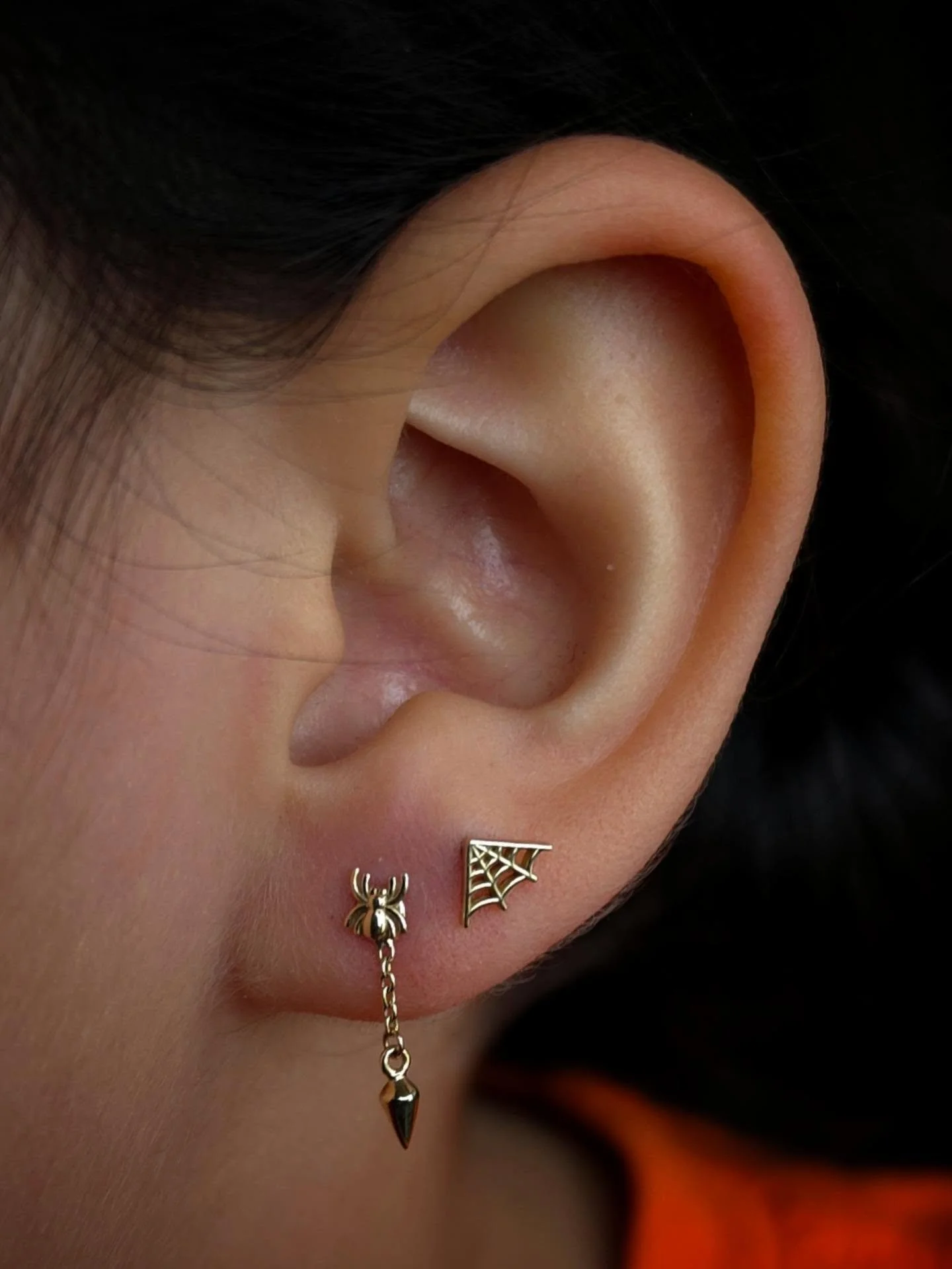 Chalupa got a lil spooky-cute styling sesh today 🕸️🕷️✨

Fun fact: these itty-bitty spiders were her VERY first earrings when she was just two! 🥹🖤

We dusted off the cobwebs, brought these lil creepy crawlies back out, and added a charm for a litt