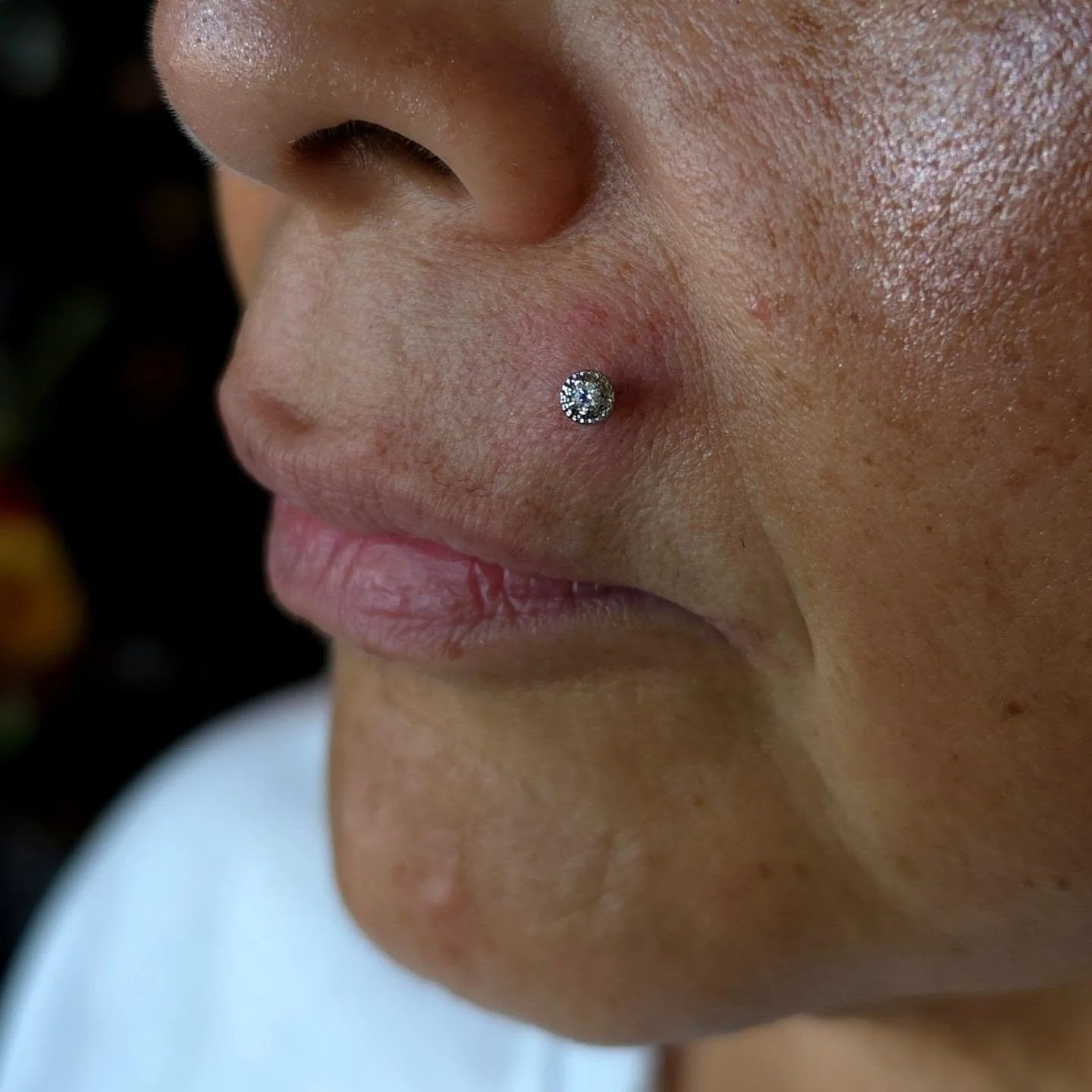 I love me a baddie who knows exactly what she wants ✨

. 💋 Rosebud titanium end for this Monroe piercing.
💭 Brings back memories of Military Dr... The good ol days.