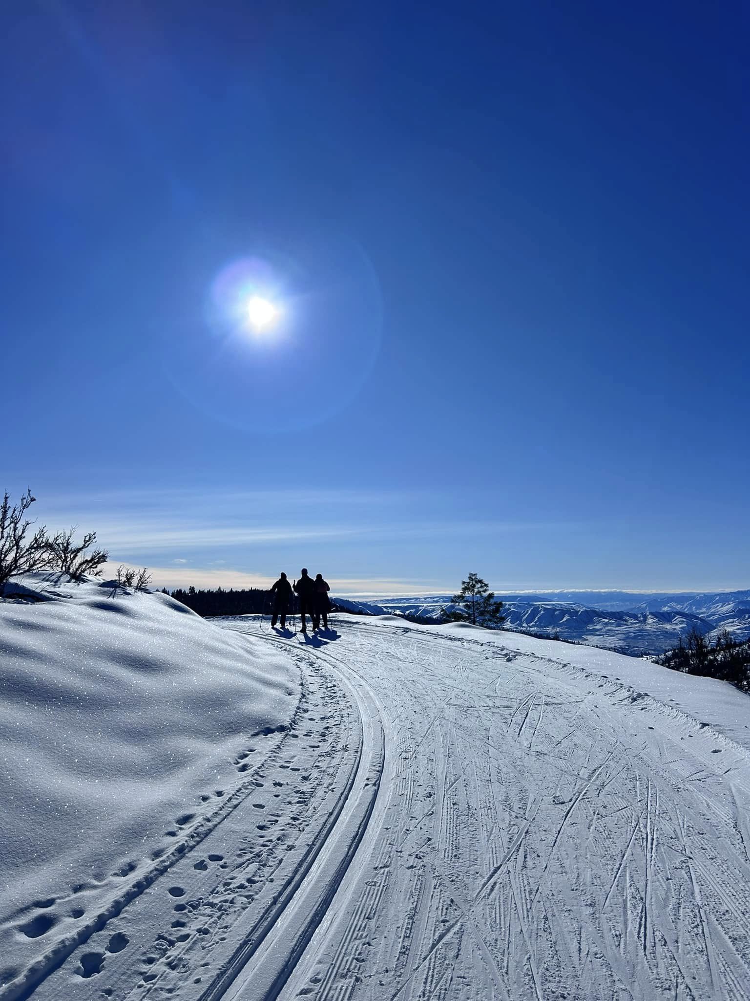 echo sunny skiers.jpg