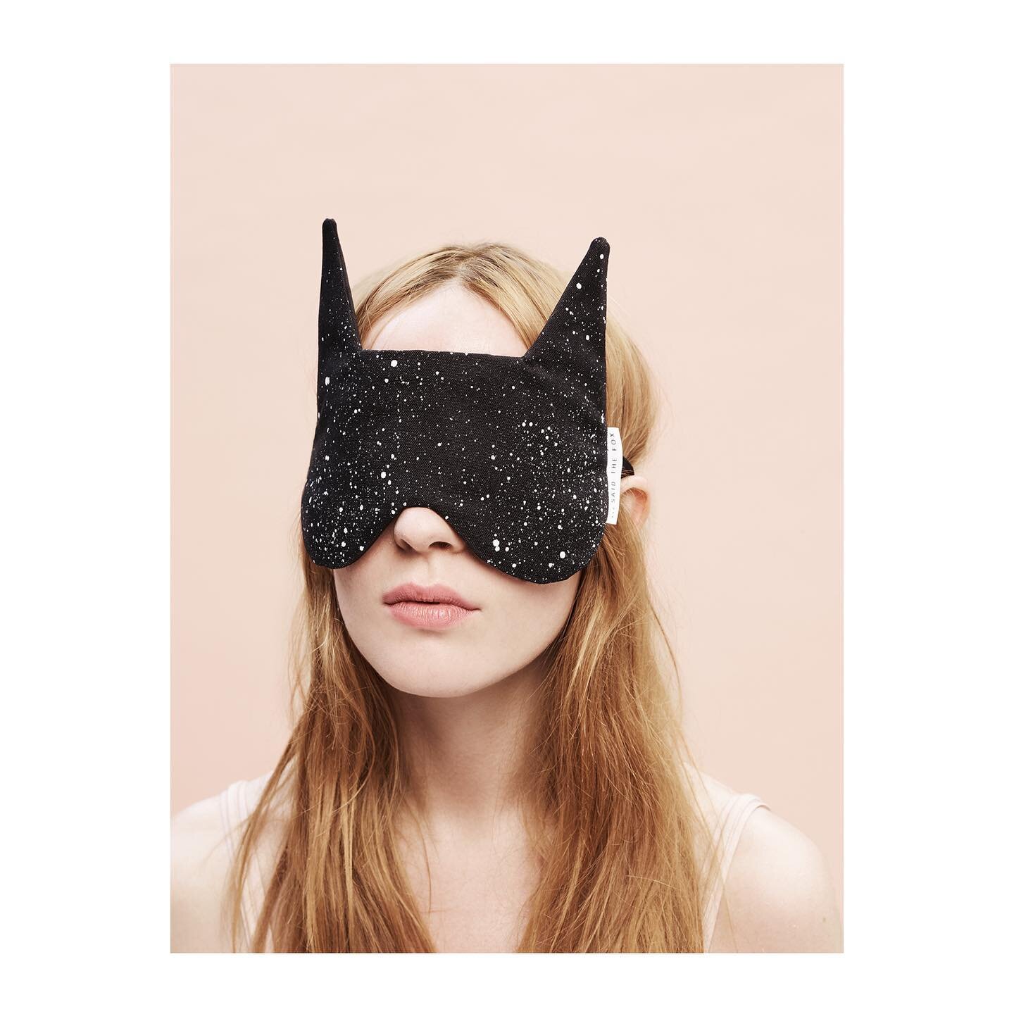 Sleep is what mothers need - fullstop.
#mothersdaygiftideas #giftingmadeeasy #saidthefox

Light as a feather and filled with 100% cotton, our Foxy Sleep Mask gently and effectively shades your eyes.
FOXY SLEEP MASK - SET
Mask: certified organic cotto