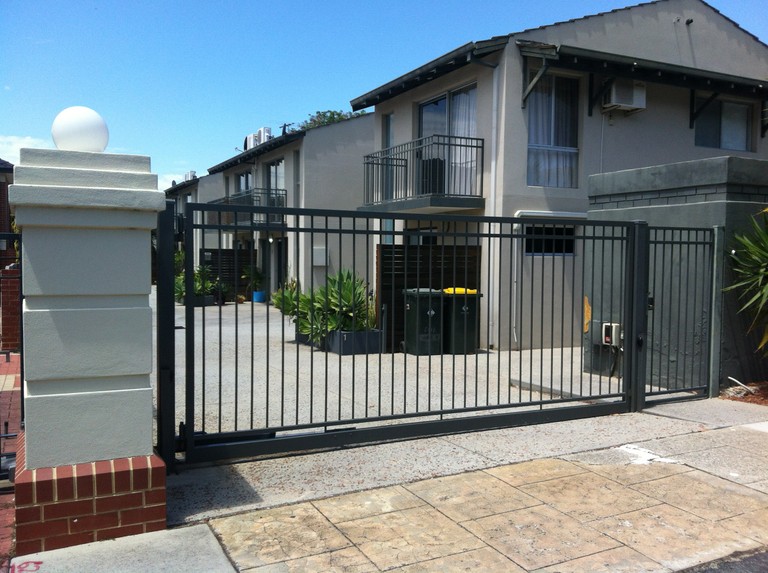 Residential+and+Commercial+Swing+Gate.jpg