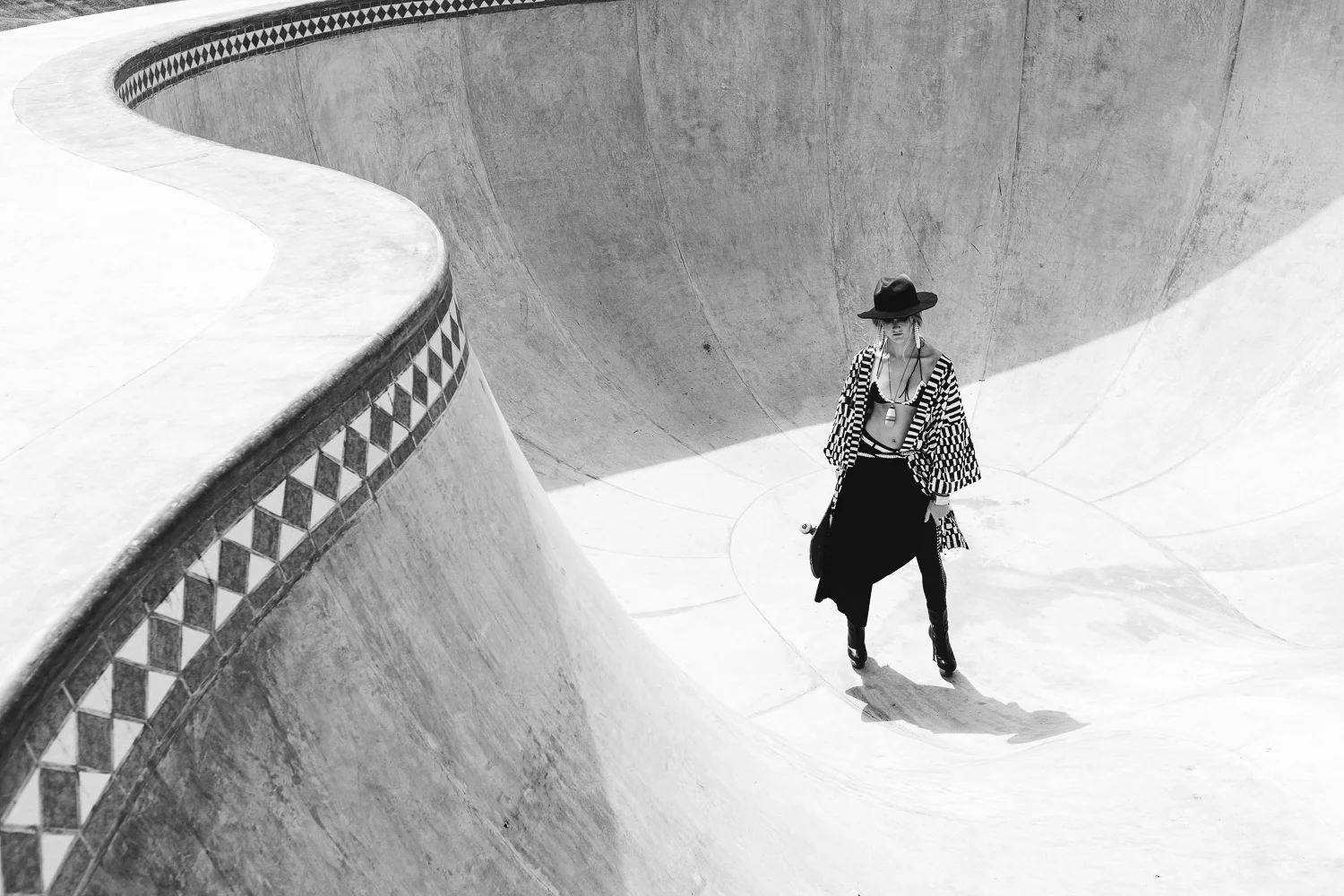 Cyril_Saulnier_C-reel_Photo_Black_Aneka_Skate_1.jpg