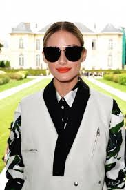 Also, that chic hair? You know it's not washed, and that wet look is probably grease.