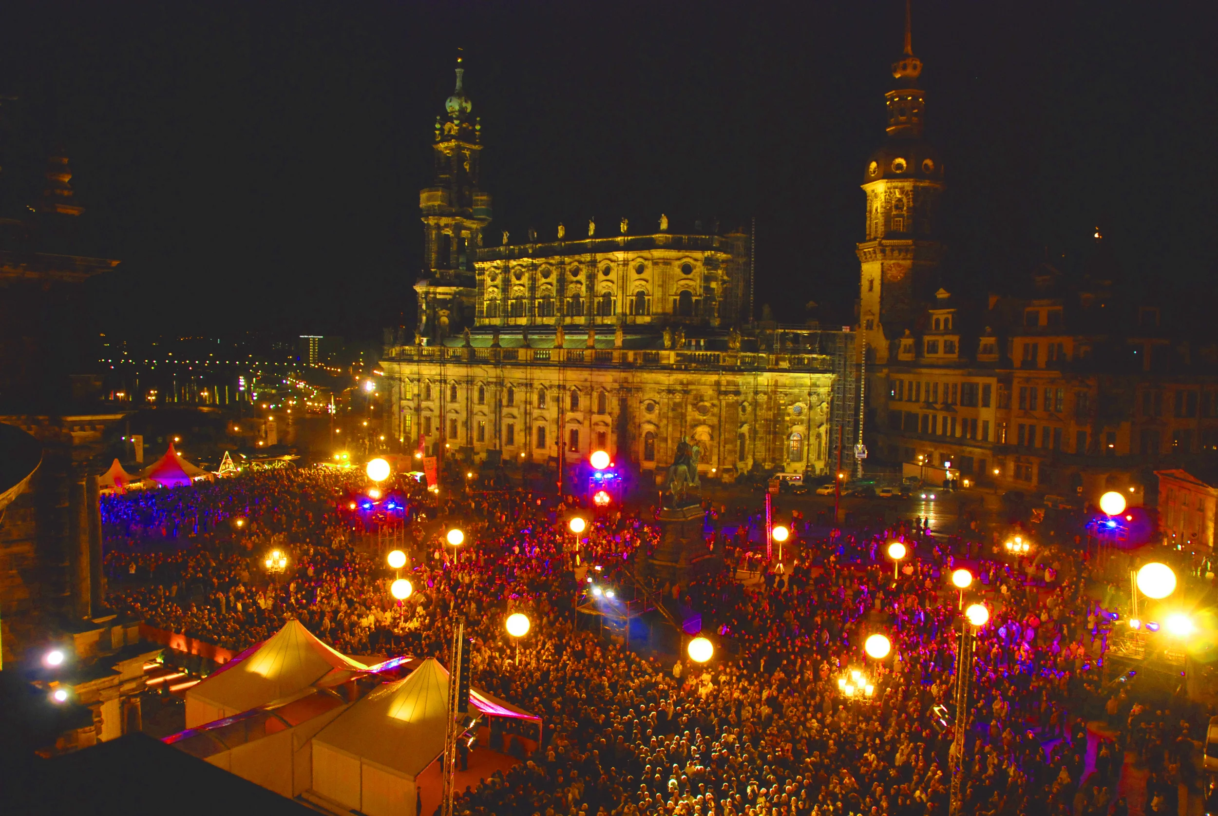 SEMPEROPERNBALL THEATERPLATZ.JPG