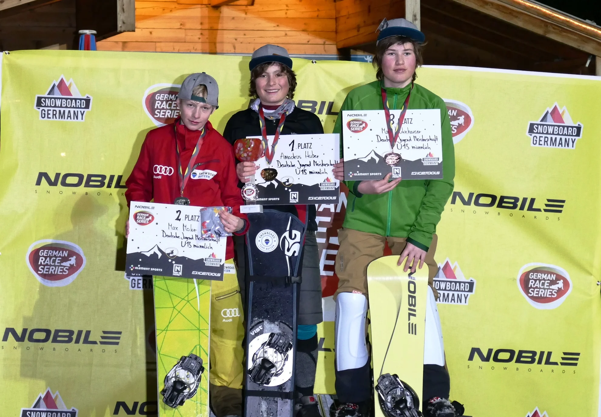 Auch der SC Schellenberg konnte einen Doppelsieg bei den Deutschen Jugendmeisterschaften der Snowboarder verbuchen. Es siegte Amadeus Huber vor Max Mohr (re.) und Max Kühnhauser vom WSV Königssee.