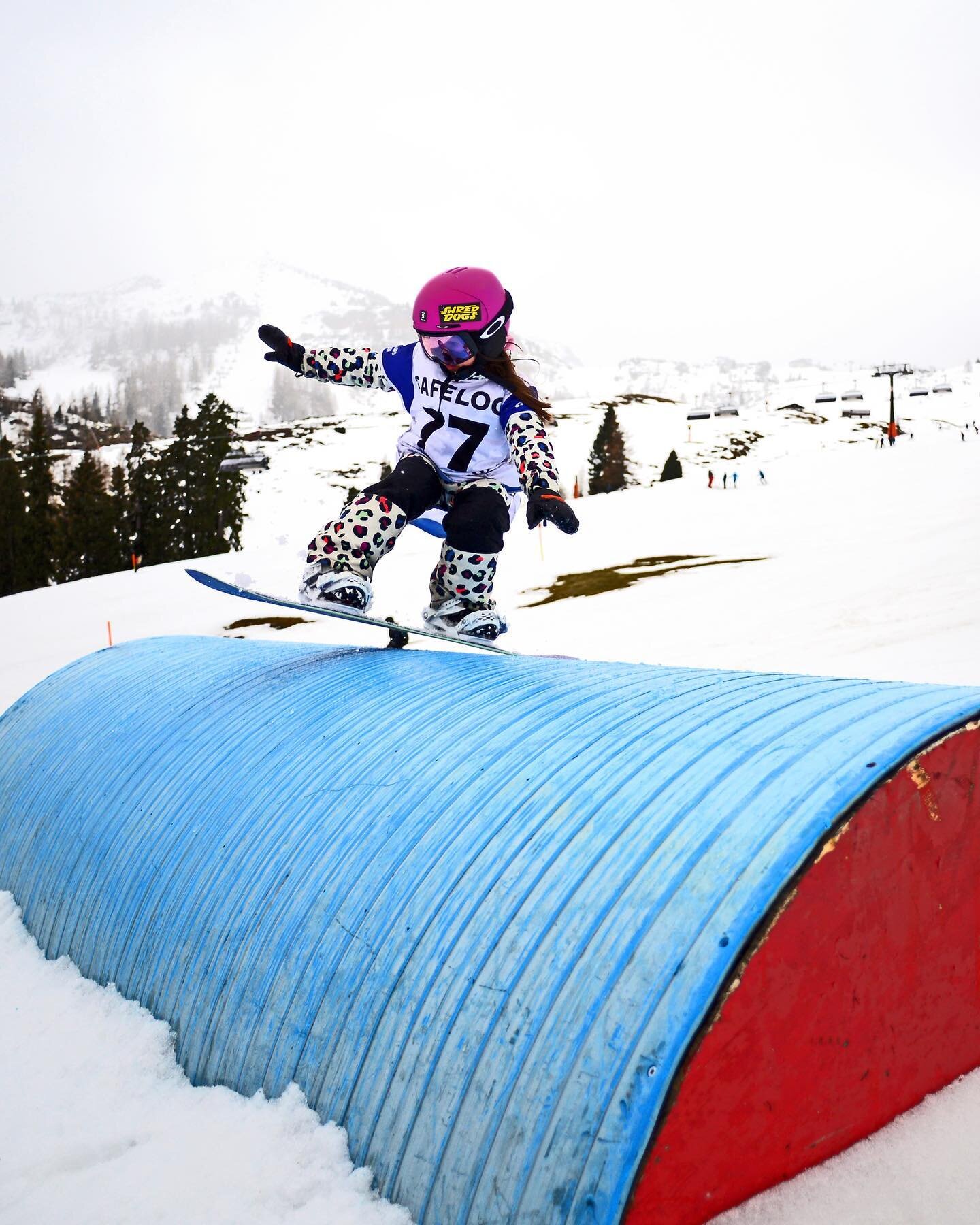 Eine kleine aber feine Truppe kommt noch ein letztes Mal im @snowpark_steinplatte zusammen. 🫶🏼💥🏂☺️
Wo k&ouml;nnte es ein besseres Saison Ende f&uuml;r die Kids Snowboard Tour geben? Trotz wechselhaftem Wetter steht der Park super da und die Kids 