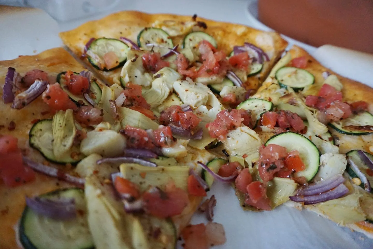 Zucchini, red onion and artichokes with bruschetta topping👌🏼🔥🍕