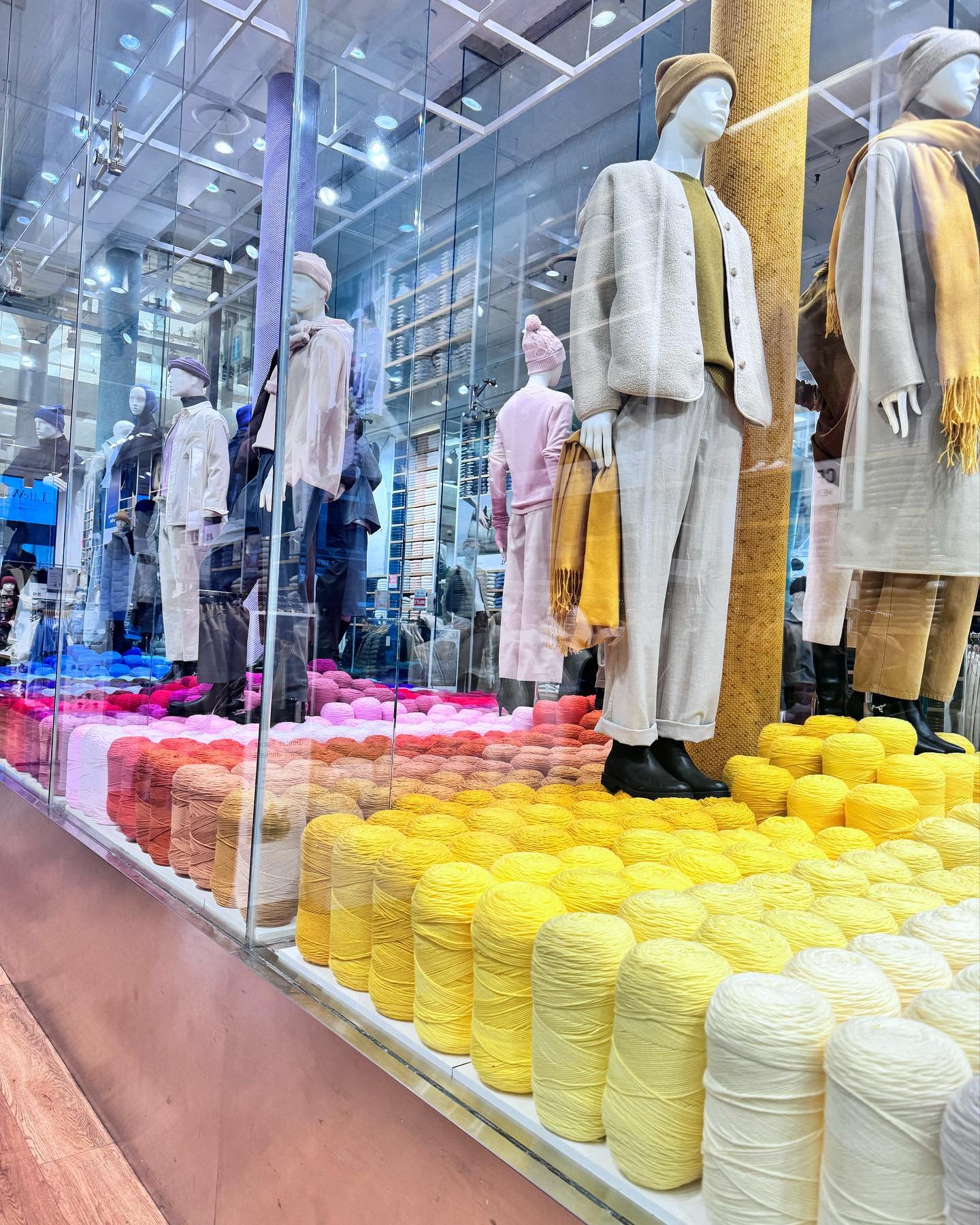 Uniqlo Soho installation 🧶
⠀⠀⠀⠀⠀⠀⠀⠀⠀
Thank you for the photos @adragonnn and for the opportunity Dovetail Fabrications!