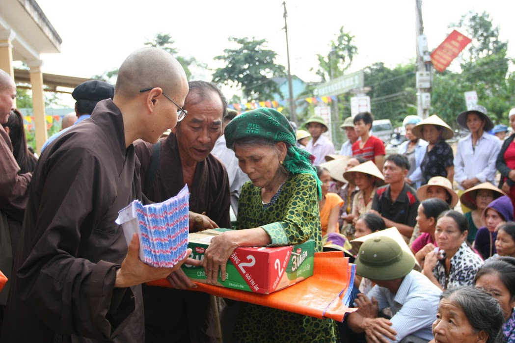  Providing humanitarian relief in Vietnam 