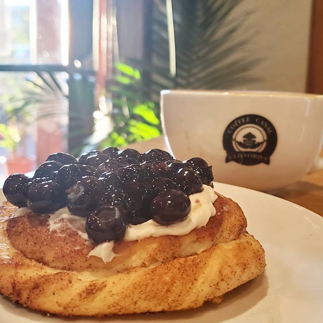 Happy Sunday friends! 
The danish have returned! Housemade danish topped with cream cheese, fresh fruit and preserves. Pair with your favorite latte for a cozy start to your Sunday morning. ☕🍁 #freshfood #coffee