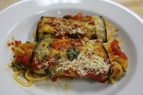 Involtini di melanzane ripieni di pasta (Eggplant rolls filled with pasta)