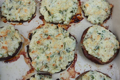 Funghi ripieni di ricotta (Wild mushrooms stuffed with ricotta)