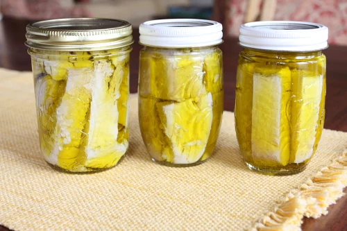 Tonno sott'olio: Tuna preserved under oil