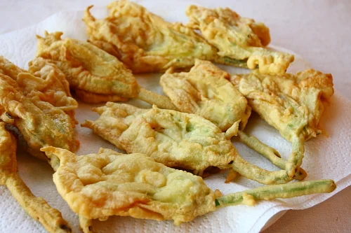 Frittelle di fiori di zucchine (Zucchini blossoms stuffed with mozzarella)