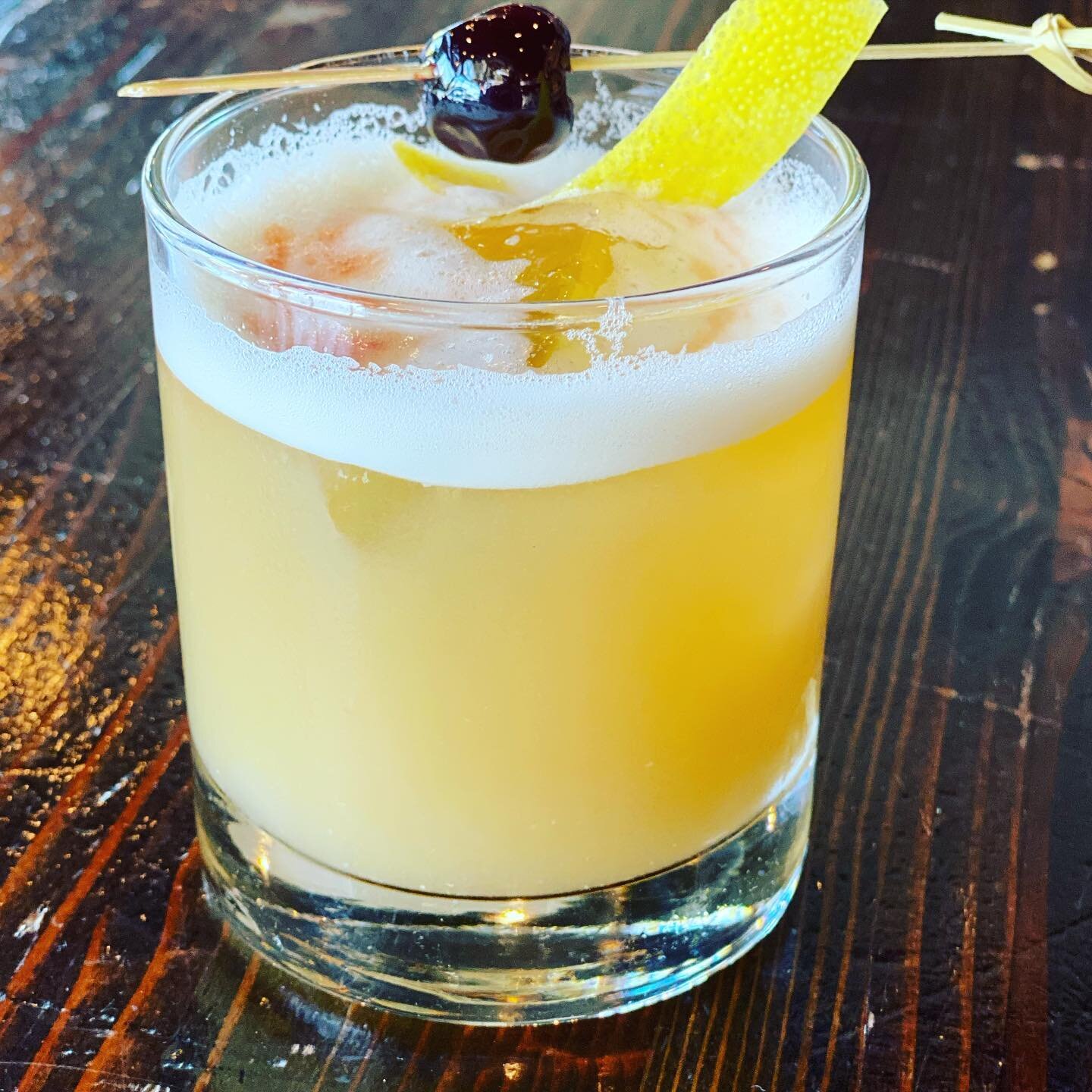 Nothing like a well balanced Ameretto sour out on our patio, Made following Mr.Morgenthalers recipe. #larceny #larcenybourbon #larcenybarrelproof #drinks #drinks🍹 #drinkstagram #drinksofinstagram #cocktails #cocktailsofinstagram #amarettosour #bourb