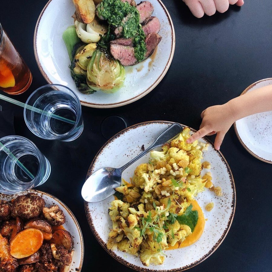 Thx @segpark for this pretty photo of your dinner spread! Your vegetarian pro tip for using roasted cauliflower in Woodblock&rsquo;s wing dish is 🔥! (Love the little person finger pointing that out.)