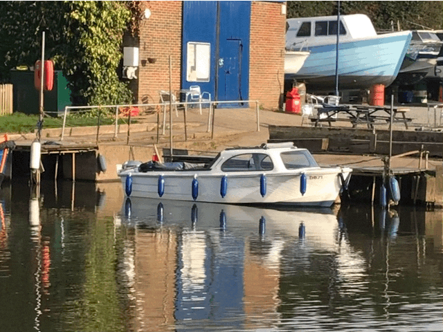 motor boat 2.GIF