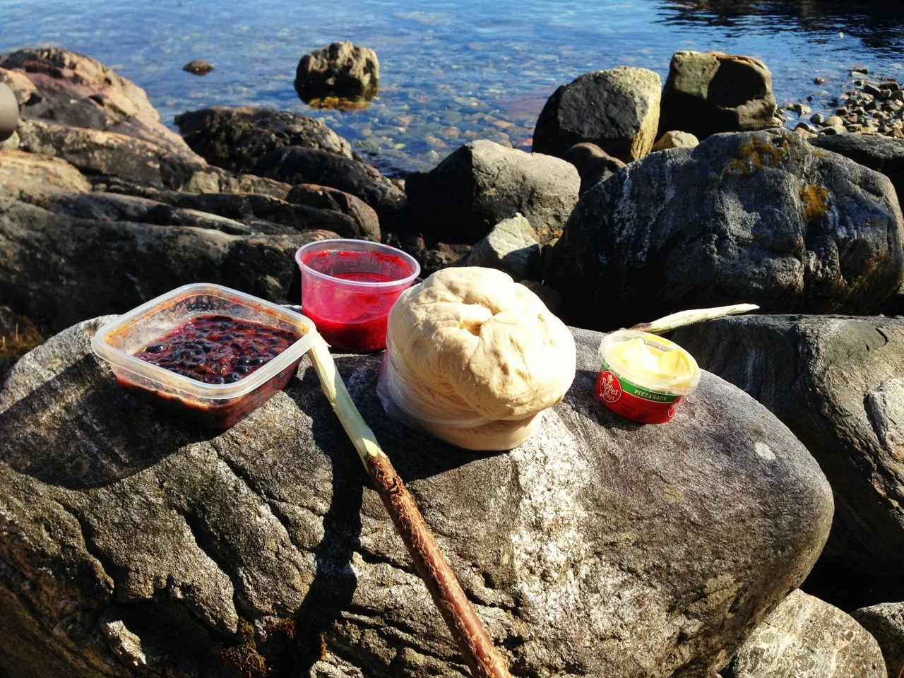 Slik lager du pinnebrød på tur