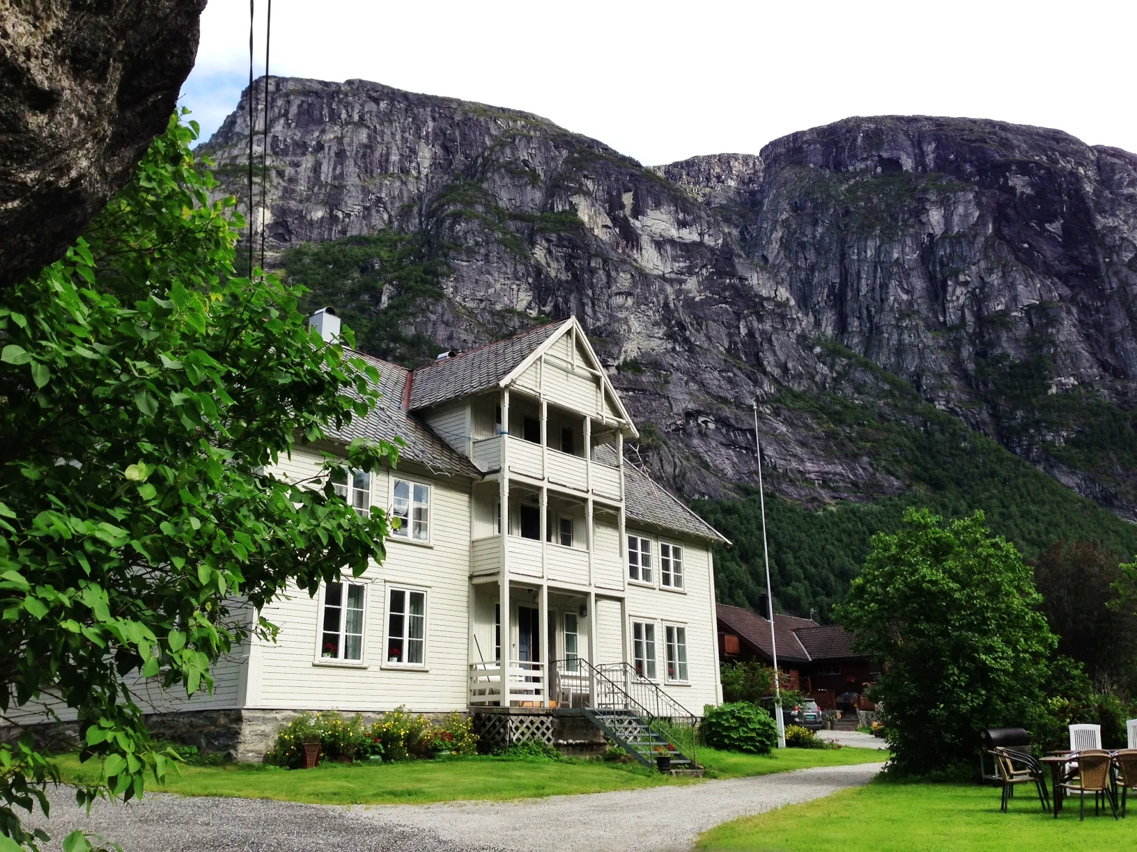 Drama og romantikk på gården i Romsdalen
