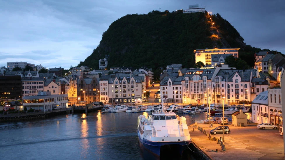 Du og en kollega kan få gratis drømmedager i Ålesund