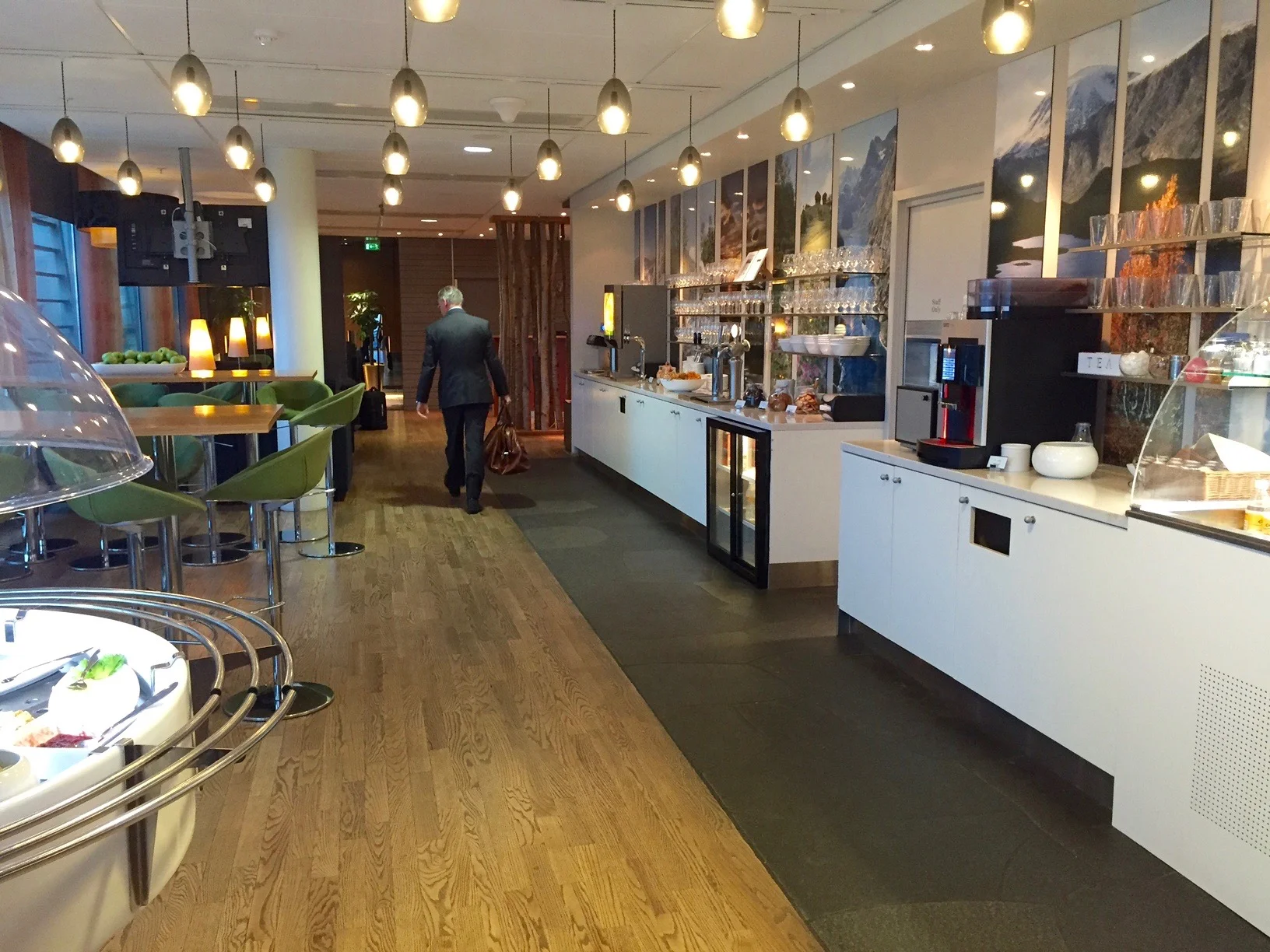 Nå kan du bli flyselskapets VIP-gjest for prisen av en øl og et pizzastykke