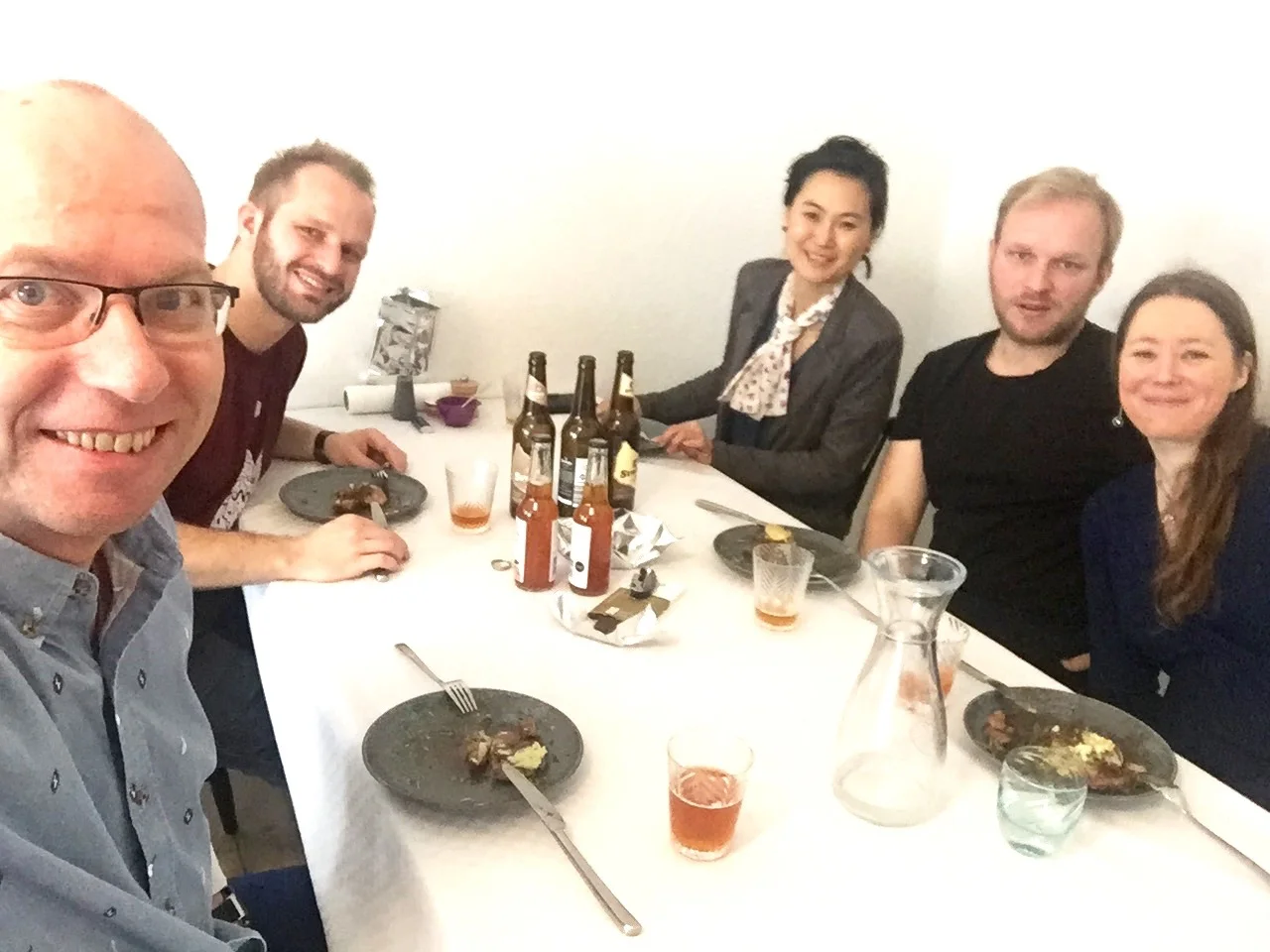 Sammen med Mikkel, Mia, Mads og Inger ved matbordet. Dette er en restaurant. Foto: Odd Roar Lange