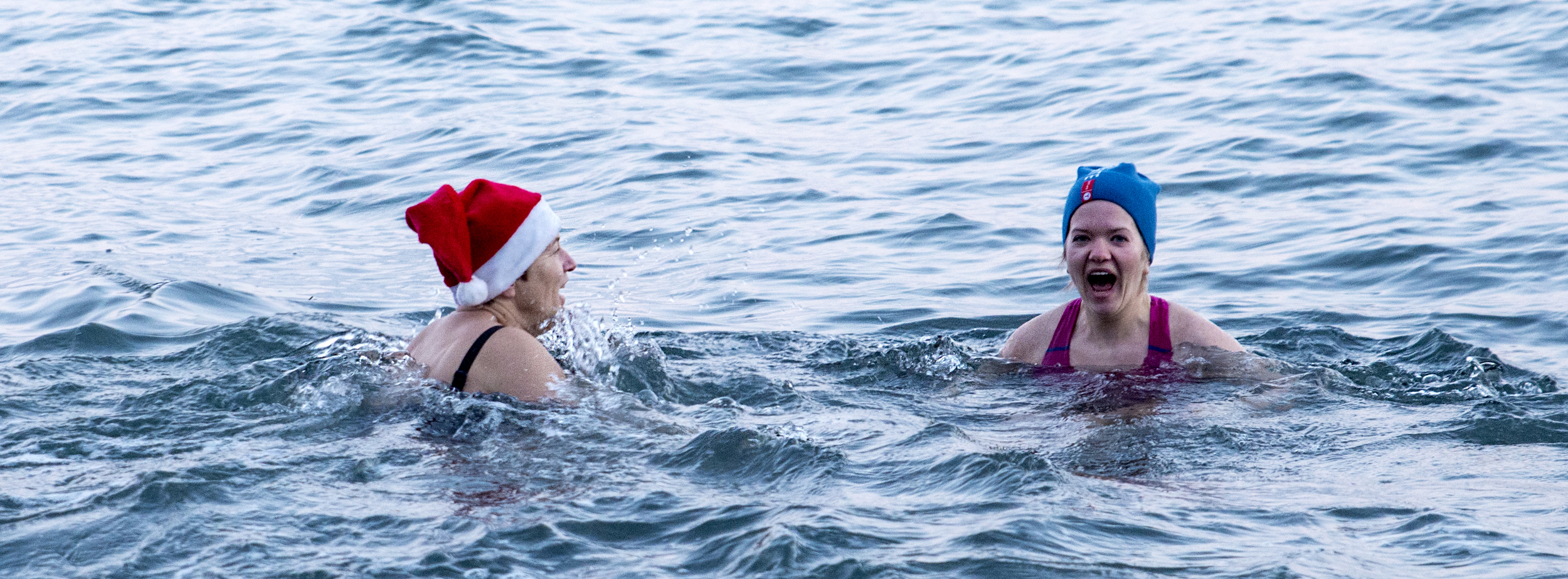 Mor datter hopper i havet. Foto: Kjetil Strand
