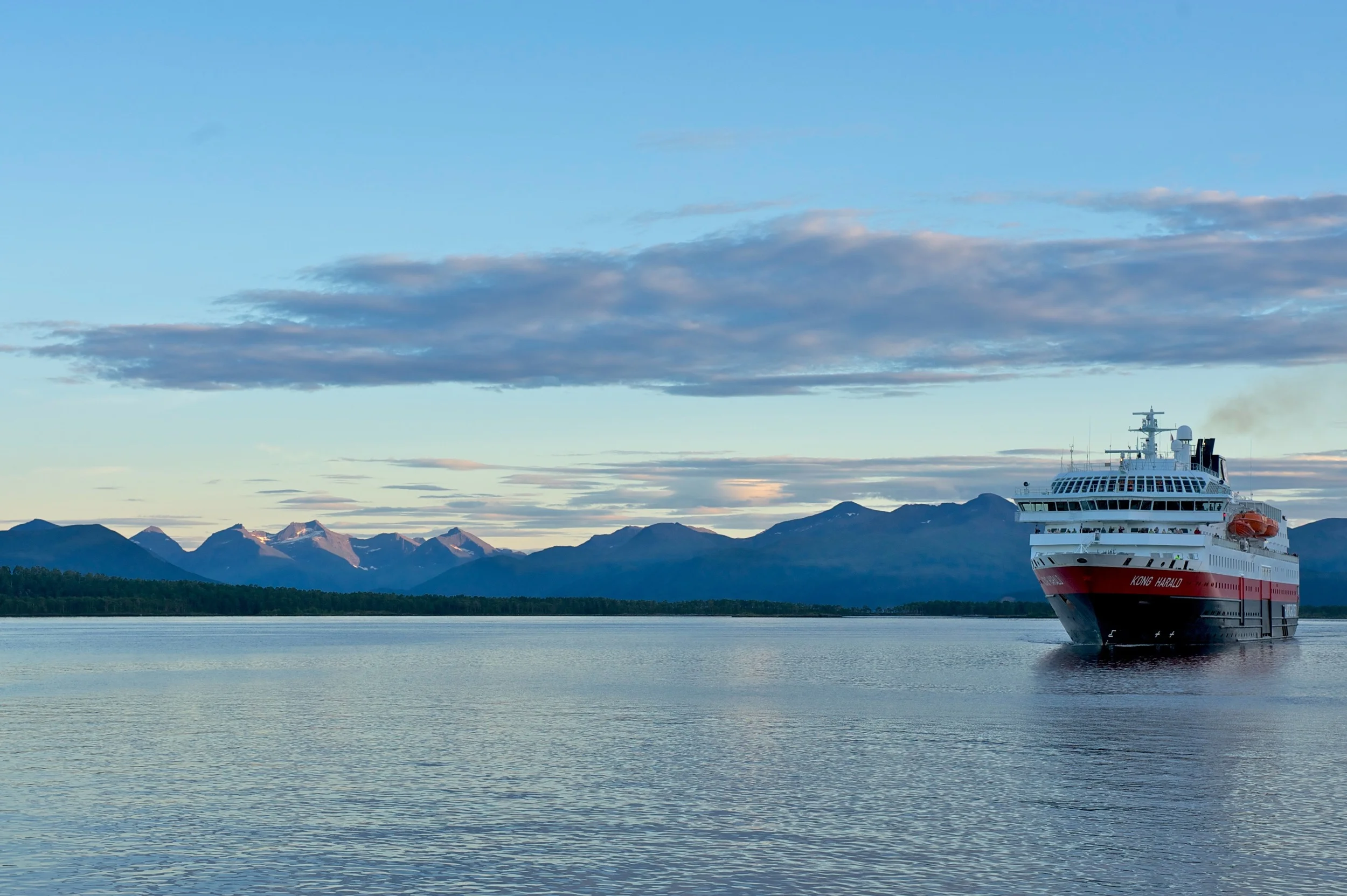 Kongelig party-seilas for nye Hurtigruten