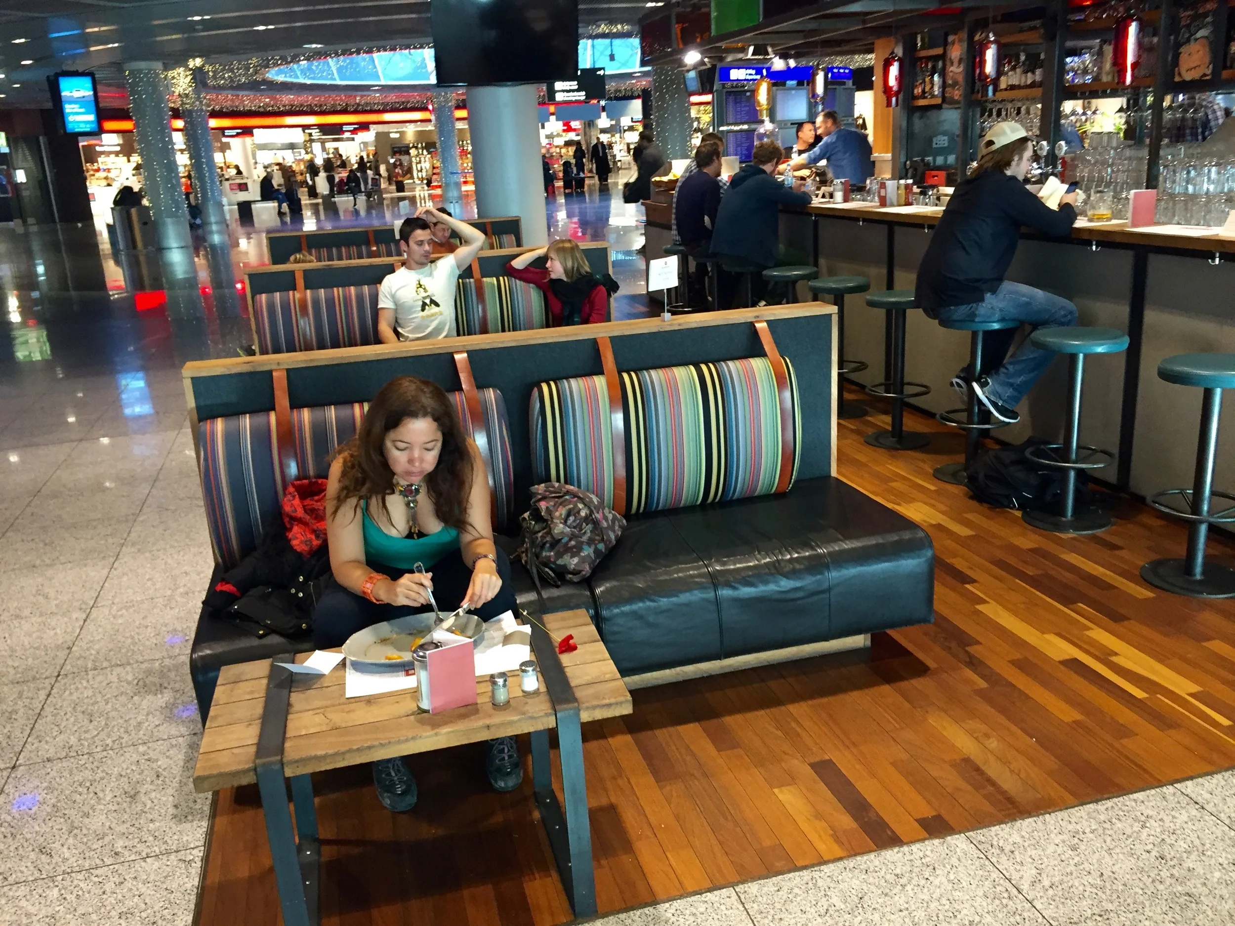 Slik overlever du den lange ventetid på flyplassen.