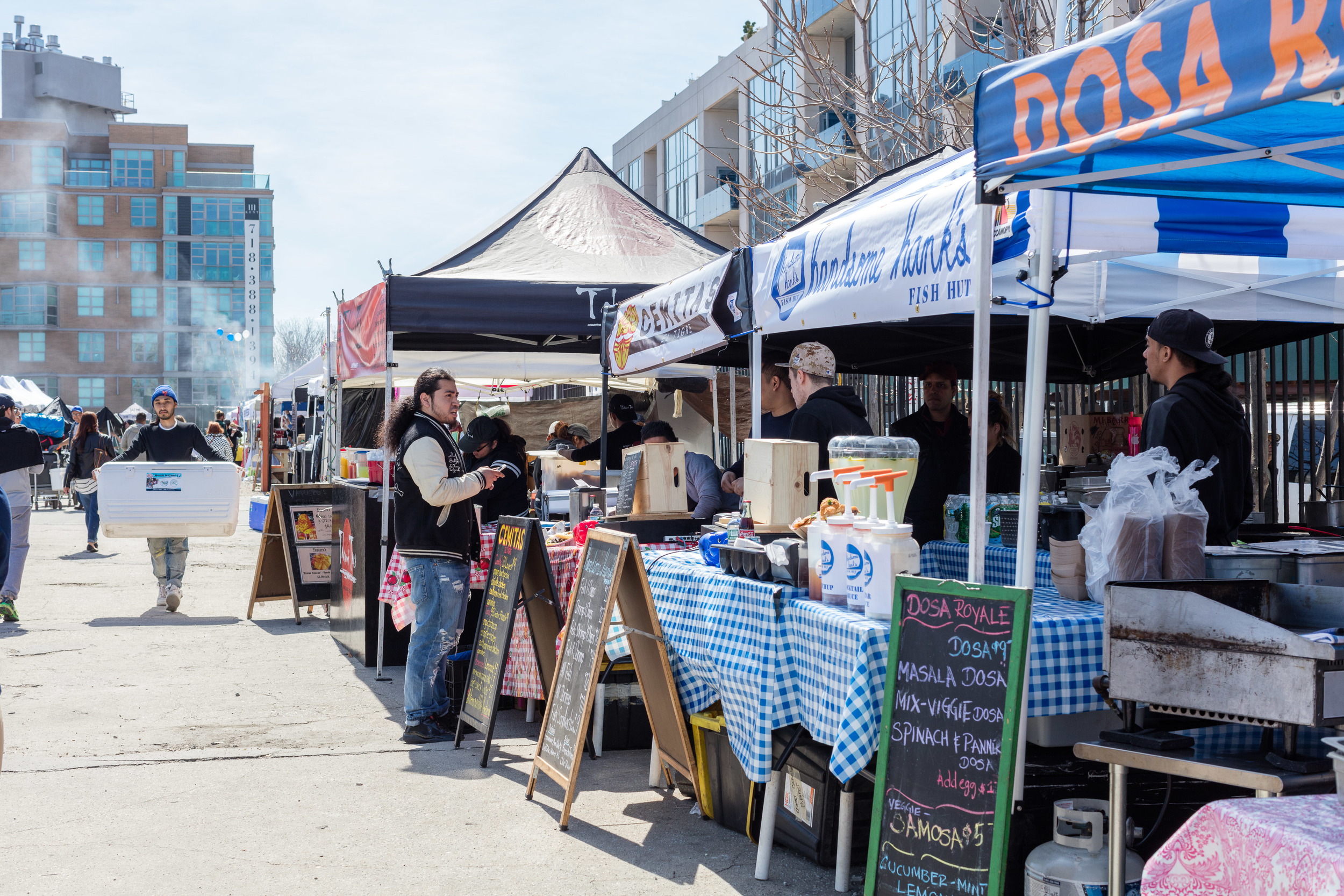 Smorgasburg samler rundt 100 forskjellige produsenter hver lørdag i East River State Park i Brooklyn. Foto: Sven-Erik Knoff