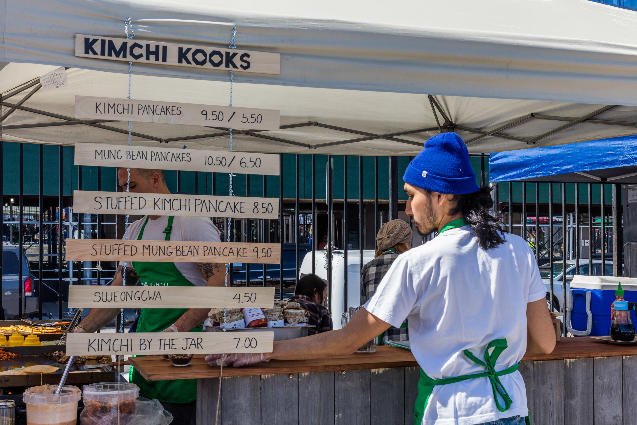 Kimchi-kokker gjør klar til dagens entré. Foto: Sven-Erik Knoff