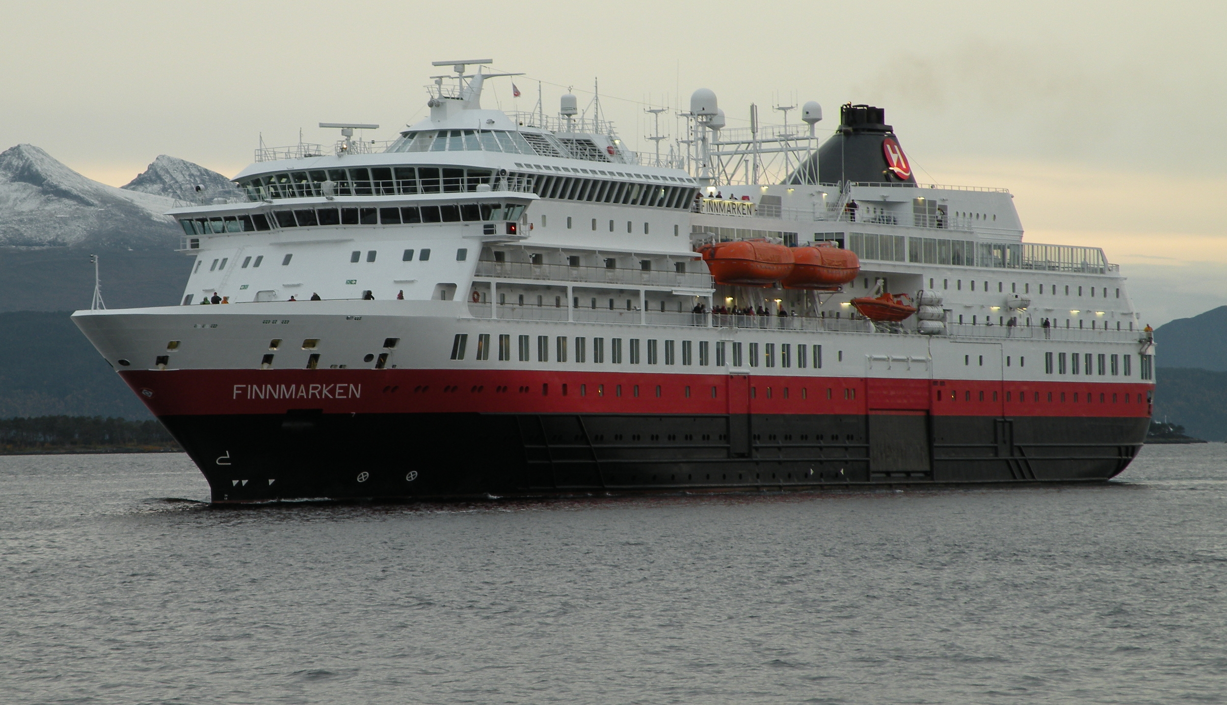 Hurtigruten i tørrdokk - mannskapet ble for fuktig