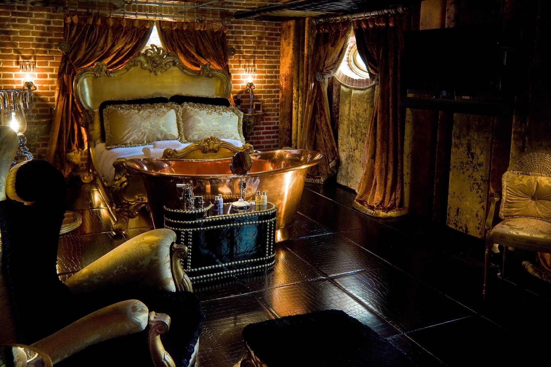 Håndjern eller roseblader på hotellrommet ?         