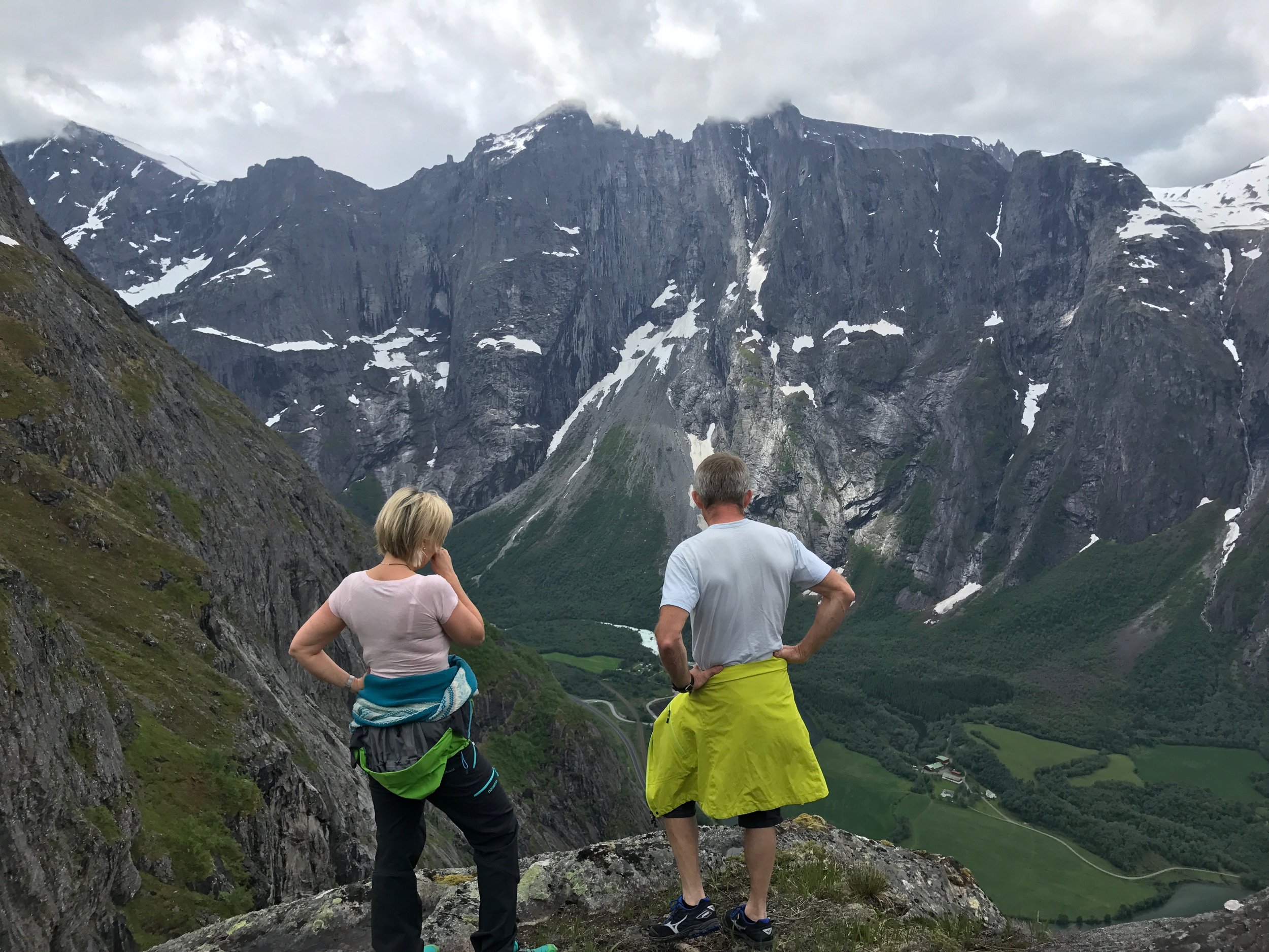 Romsdalen er der nede, og Trollveggmassivet der oppe foran dere. Foto: Odd Roar Lange